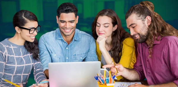 Colegas Discutindo Sobre Laptop Contra Mesa Cadeiras Escritório — Fotografia de Stock