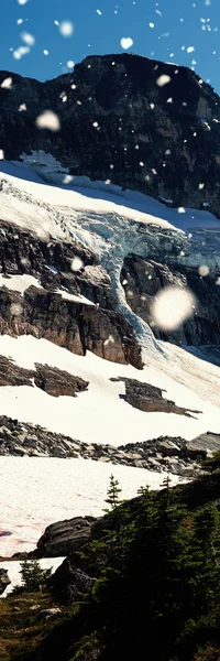 Nieve Cayendo Contra Nevado Día Soleado — Foto de Stock