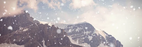 Красивые Снежные Шапки Гор Солнечный День — стоковое фото