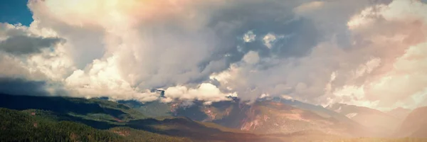 Bela Vista Céu Nublado Sobre Montanhas Verdes Rio — Fotografia de Stock