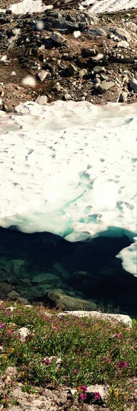 冷凍の氷河と岩に降る雪 — ストック写真