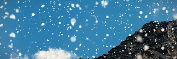 Sneeuw Vallen Tegen Rock Berg Een Zonnige Dag — Stockfoto