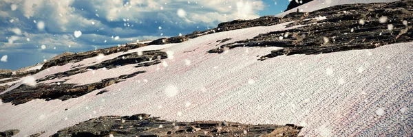 Снег Падает Скалу Покрытую Снегом — стоковое фото