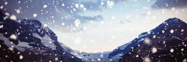 Sneeuw Vallen Tegen Sneeuw Bedekte Bergen Een Zonnige Dag — Stockfoto