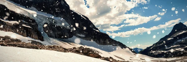 Sneeuw Vallen Tegen Besneeuwde Zonnige Dag — Stockfoto