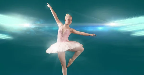 バレエ ダンサーの踊りの輝く美しさと輝く光のデジタル合成 — ストック写真