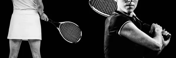 Sportovec Hraje Tenis Rakety Proti Černému Pozadí — Stock fotografie
