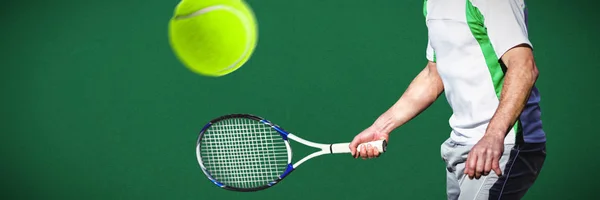 Tennis Man Mot Grön Bakgrund — Stockfoto