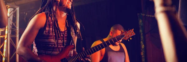Gitarrist Spielt Gitarre Auf Der Bühne Nachtclub — Stockfoto