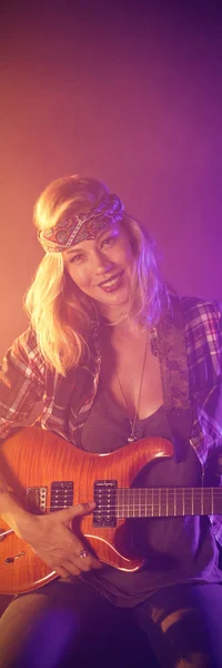 Portrait Smiling Female Guitarist Illuminated Nightclub — Stock Photo, Image