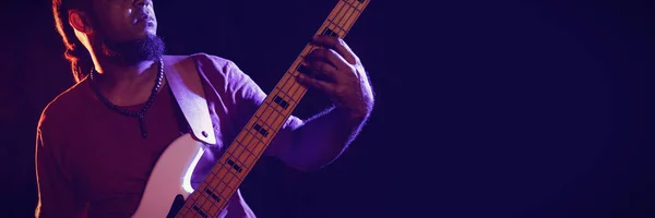 Jovem Tocando Guitarra Boate — Fotografia de Stock