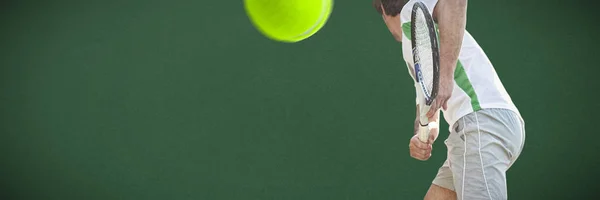 Tennisspieler Vor Grünem Hintergrund — Stockfoto