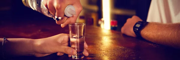 Mitten Delen Bartender Serverar Tequila Till Kund Bardisk — Stockfoto