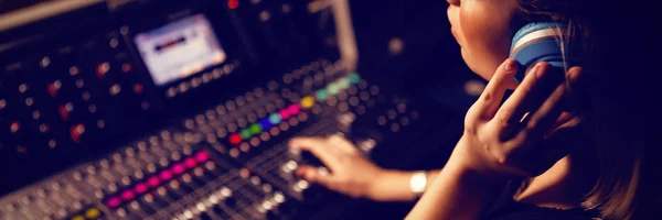 Ingénieur Audio Femme Écoutant Des Écouteurs Studio Enregistrement — Photo