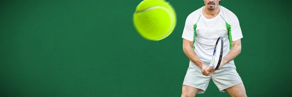 Tennisspieler Vor Grünem Hintergrund — Stockfoto