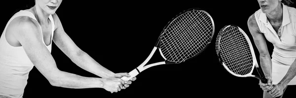 黒の背景にテニス女性アスリート — ストック写真