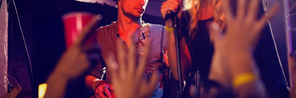 Gece Kulübünde Sahnede Gitarist Ile Gerçekleştirme Şarkıcı — Stok fotoğraf