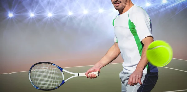 Tennisman Contra Bola Tênis Linha Divisória — Fotografia de Stock