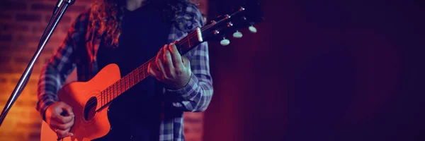 Tengah Bagian Penyanyi Bermain Gitar Sambil Bernyanyi Klub Malam — Stok Foto