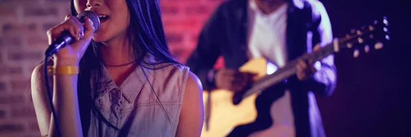 Mujer Joven Cantando Por Guitarrista Masculino Discoteca — Foto de Stock