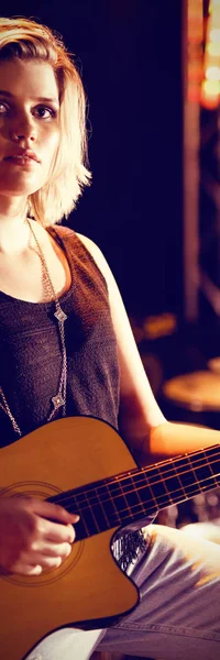 Portrait Female Musician Playing Guitar While Sitting Stool Nightclub — Stock Photo, Image