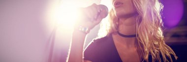 Konser gece kulübünde gerçekleştirmeyi genç kadın şarkıcı