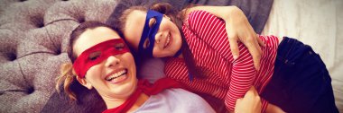 Anne ve kızı iskambil süper kahraman