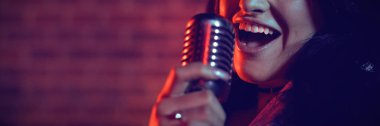 Kadın şarkıcı gece kulübünde gerçekleştirme portresi kapatın
