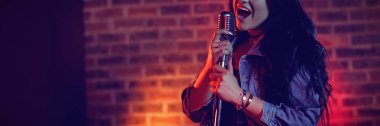 Neşeli kadın şarkıcı şarkı uzun saçlı gece kulübü aydınlatılmış