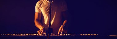 Gece kulübünde piyano çalarken şarkı adam