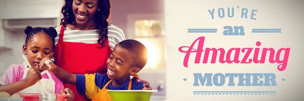 Dia Mães Cumprimentando Contra Crianças Preparando Bolo Com Sua Mãe — Fotografia de Stock