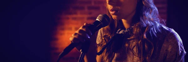 Молодая Певица Смотрит Сторону Выступая Ночном Клубе — стоковое фото