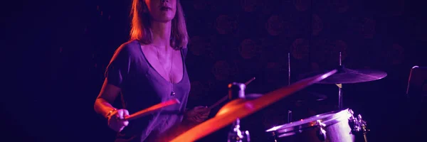 Selbstbewusste Schlagzeugerin Tritt Beleuchtetem Nachtclub Auf — Stockfoto