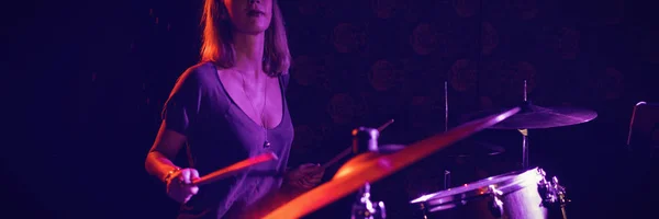 Baterista Feminina Confiante Atuando Boate Iluminado — Fotografia de Stock