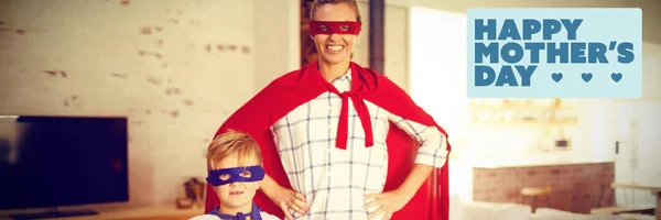 День Матері Привітання Проти Матері Сина Грають Супергероїв — стокове фото