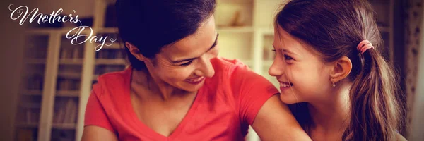 Mensaje Del Día Las Madres Contra Acercamiento Sonriente Madre Hija — Foto de Stock