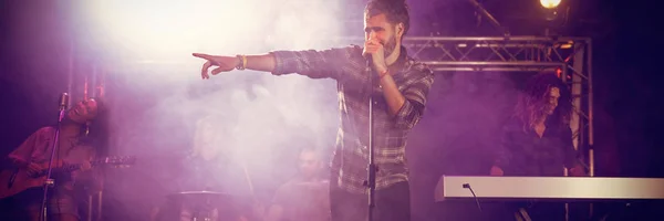 Cantor Masculino Apresentando Palco Durante Festival Música Boate — Fotografia de Stock