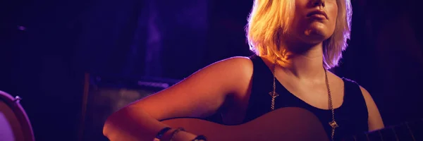 ナイトクラブでギターを弾く女性の低角度のビュー — ストック写真
