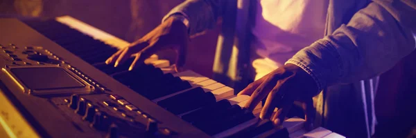 Ενότητα Μέσα Στο Αρσενικό Μουσικός Παίζει Πιάνο Φωτιζόμενη Νυχτερινό Κέντρο — Φωτογραφία Αρχείου