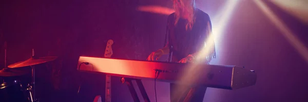 Vrouwelijke Performer Pianospelen Door Drumstel Gitaar Het Podium Van Verlichte — Stockfoto