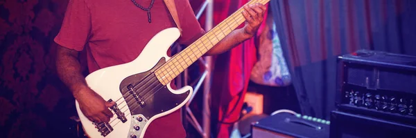 Mannelijke Gitarist Uitvoeren Het Podium Tijdens Een Concert Discotheek — Stockfoto