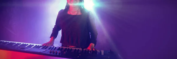 Portrait Female Musician Playing Piano Illuminated Club — Stock Photo, Image