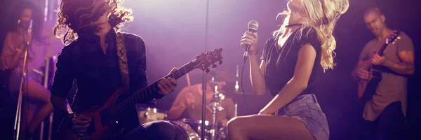 Cantora Feminina Guitarrista Masculina Com Cabelo Desarrumado Apresentando Juntas Palco — Fotografia de Stock