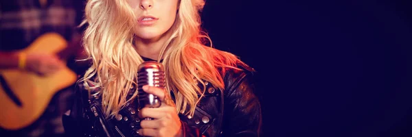 Konser Gece Kulübünde Sarışın Saçlı Kadın Şarkıcı Portresi — Stok fotoğraf