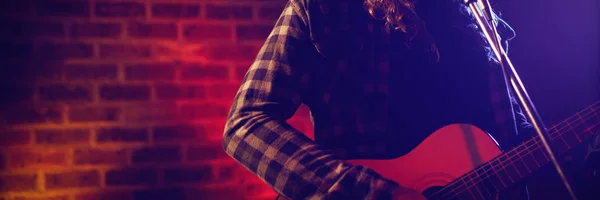 Visão Baixo Ângulo Cantor Masculino Tocando Guitarra Boate — Fotografia de Stock