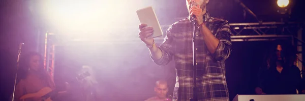 Cantante Masculino Actuando Mientras Sostiene Tableta Digital Escenario Discoteca — Foto de Stock