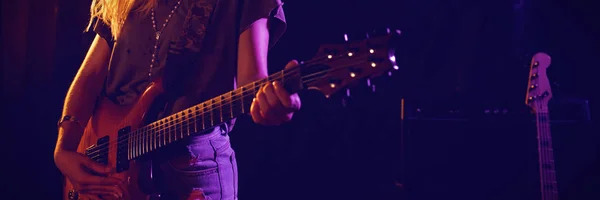 Gitarristin Spielt Gitarre Bei Konzert Nachtclub — Stockfoto