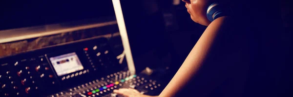 Kvinnliga Ljudteknikern Använder Ljudinspelning Utrustning Sutdio — Stockfoto