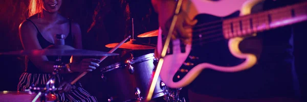 Parte Média Homem Tocando Guitarra Com Baterista Feminino Boate — Fotografia de Stock