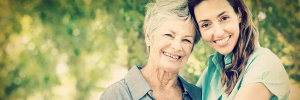 Retrato Mãe Avó Sorrindo Parque — Fotografia de Stock